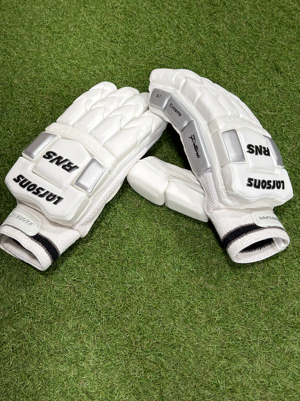 RNS LARSONS A1 Extreme Cricket Batting Gloves