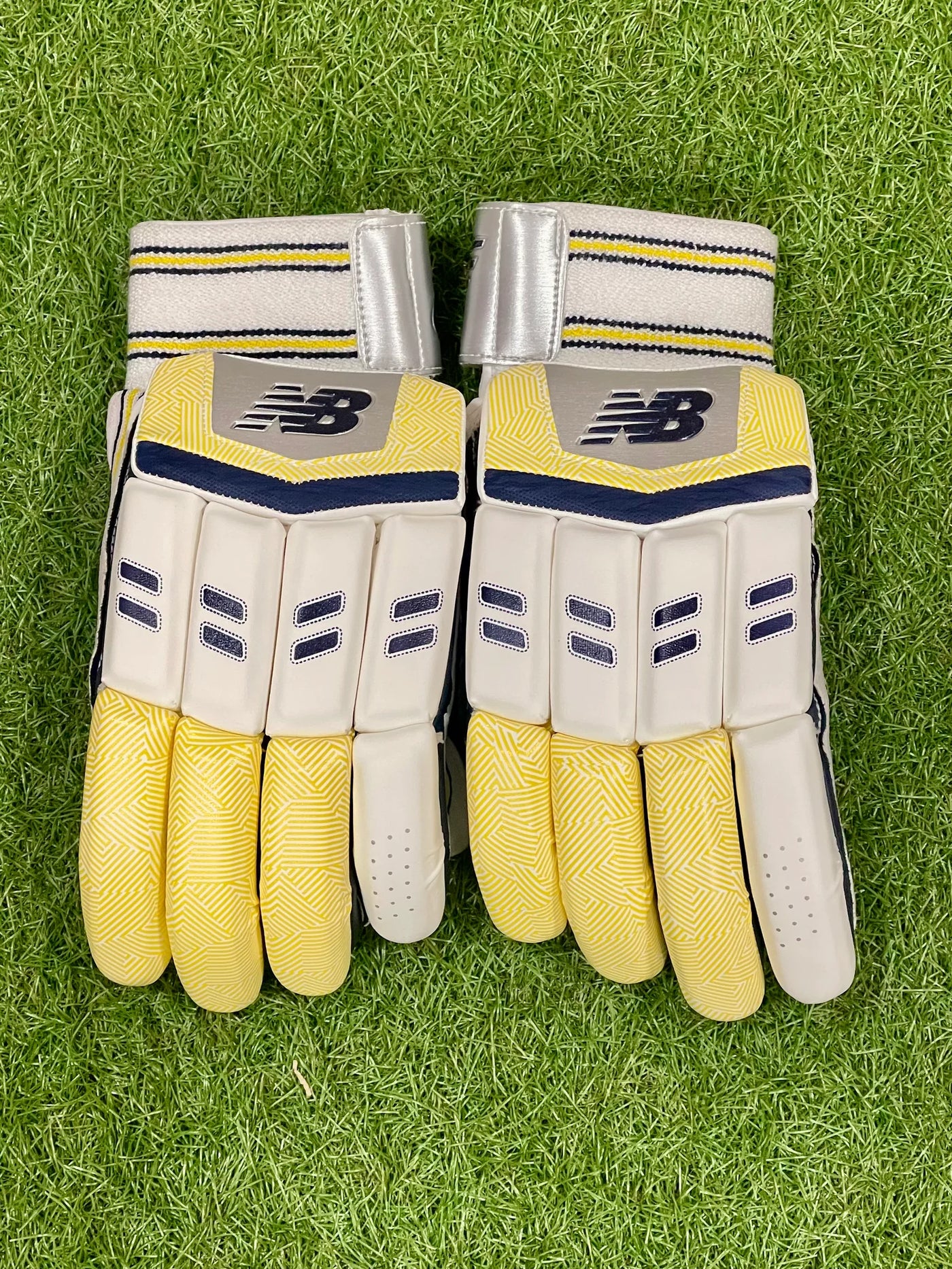 New Balance BURN 6i Cricket Batting Gloves